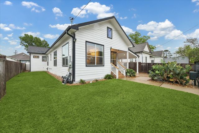 2112 Common Street, Houston, TX 77009