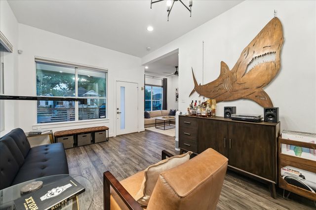 2112 Common Street, Houston, TX 77009