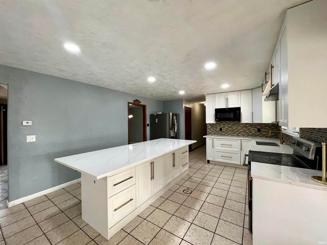 1430 Woodscliff Drive, Anderson, IN 46012