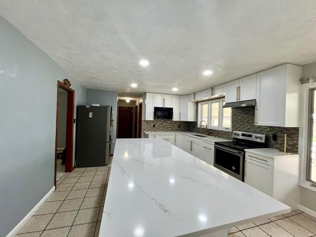 1430 Woodscliff Drive, Anderson, IN 46012