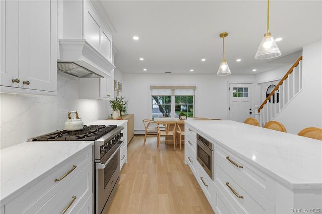 17 Entrance Road, East Hills, NY 11577