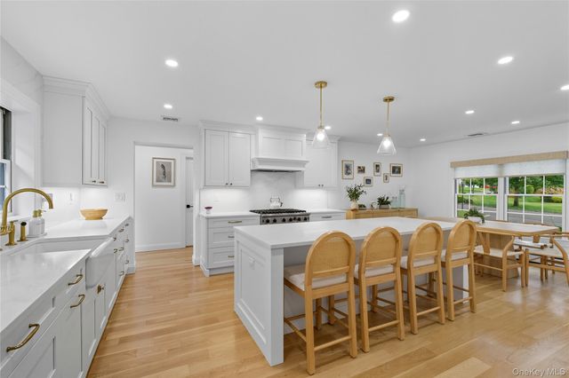 17 Entrance Road, East Hills, NY 11577