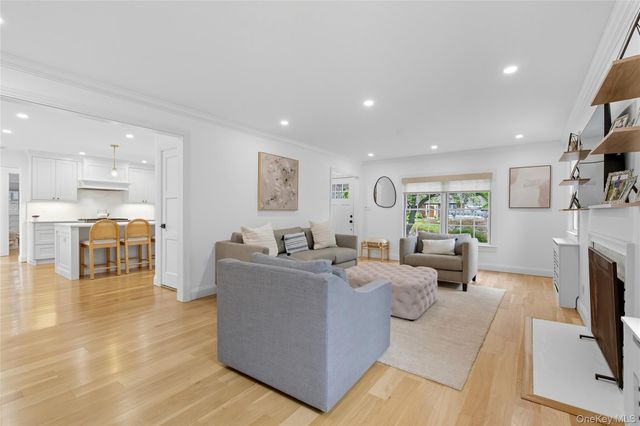 17 Entrance Road, East Hills, NY 11577