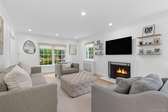 17 Entrance Road, East Hills, NY 11577