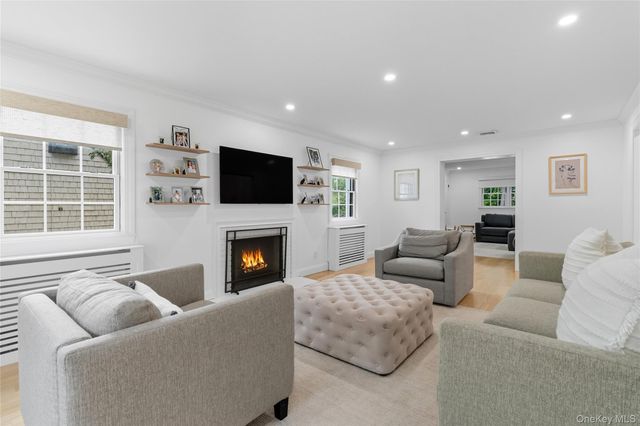 17 Entrance Road, East Hills, NY 11577