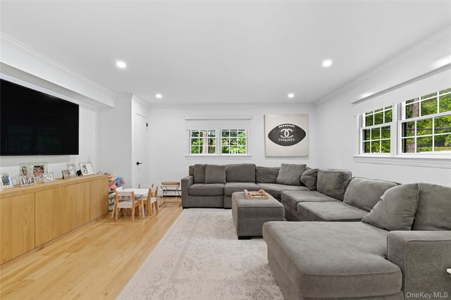 17 Entrance Road, East Hills, NY 11577