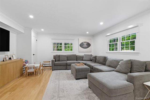 17 Entrance Road, East Hills, NY 11577