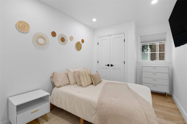 17 Entrance Road, East Hills, NY 11577