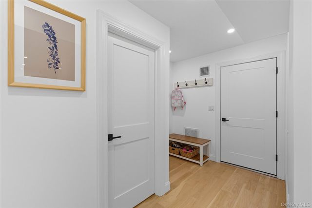 17 Entrance Road, East Hills, NY 11577