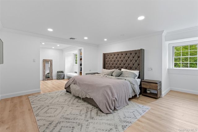 17 Entrance Road, East Hills, NY 11577