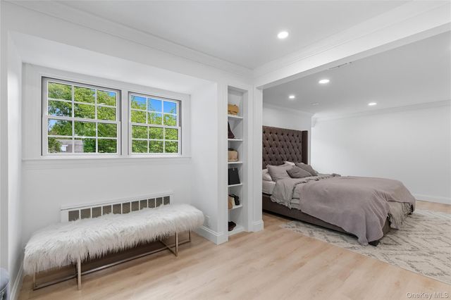 17 Entrance Road, East Hills, NY 11577