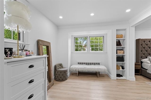 17 Entrance Road, East Hills, NY 11577