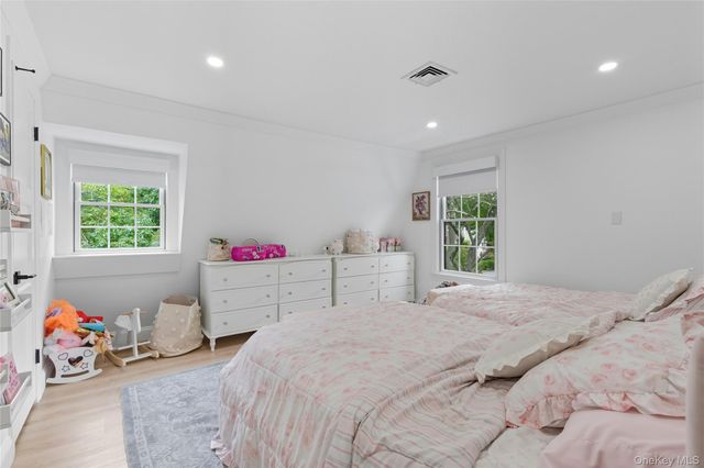 17 Entrance Road, East Hills, NY 11577