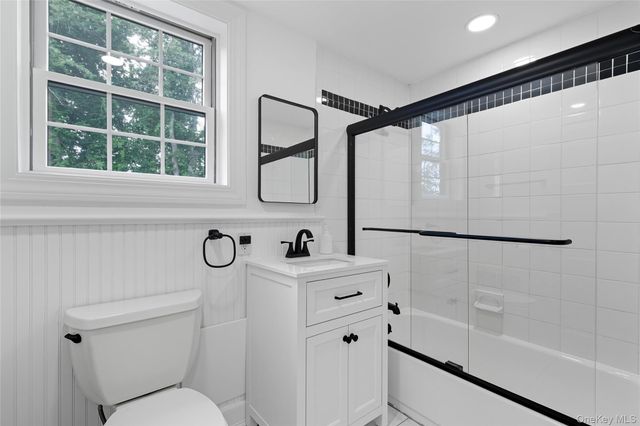 17 Entrance Road, East Hills, NY 11577