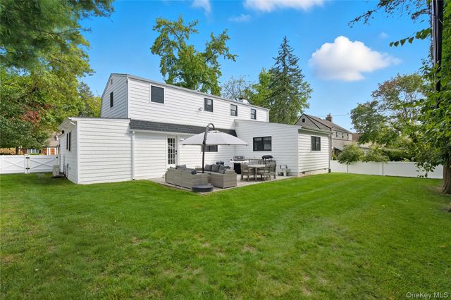 17 Entrance Road, East Hills, NY 11577