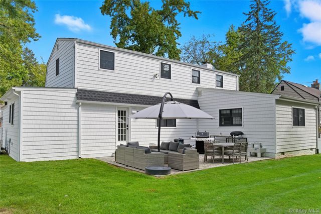 17 Entrance Road, East Hills, NY 11577