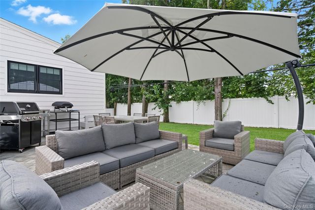 17 Entrance Road, East Hills, NY 11577