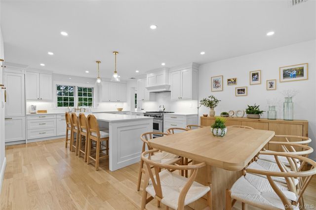 17 Entrance Road, East Hills, NY 11577