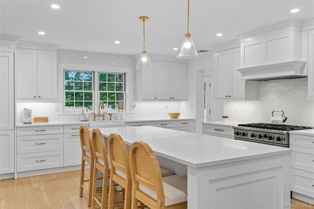 17 Entrance Road, East Hills, NY 11577