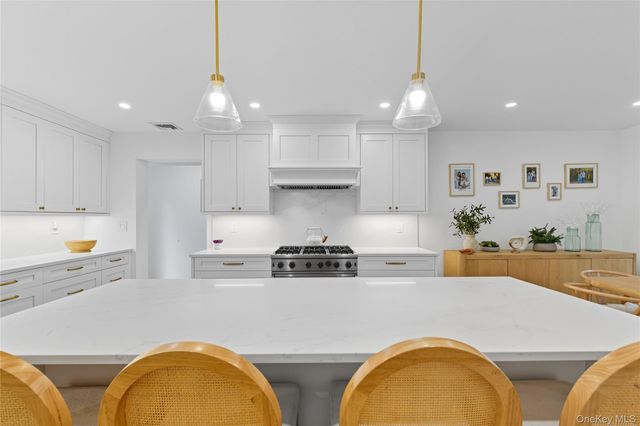 17 Entrance Road, East Hills, NY 11577