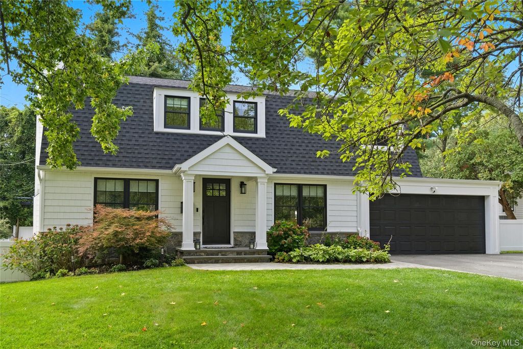 17 Entrance Road, East Hills, NY 11577