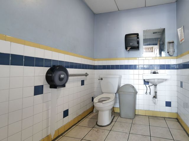 5000 W Cermak Road W, Cicero, IL 60804