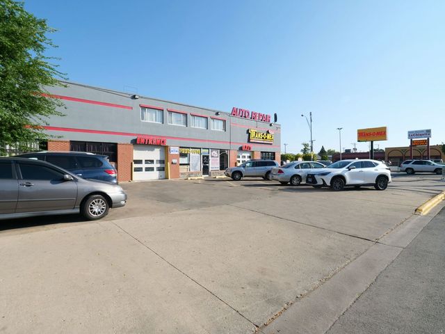 5000 W Cermak Road W, Cicero, IL 60804