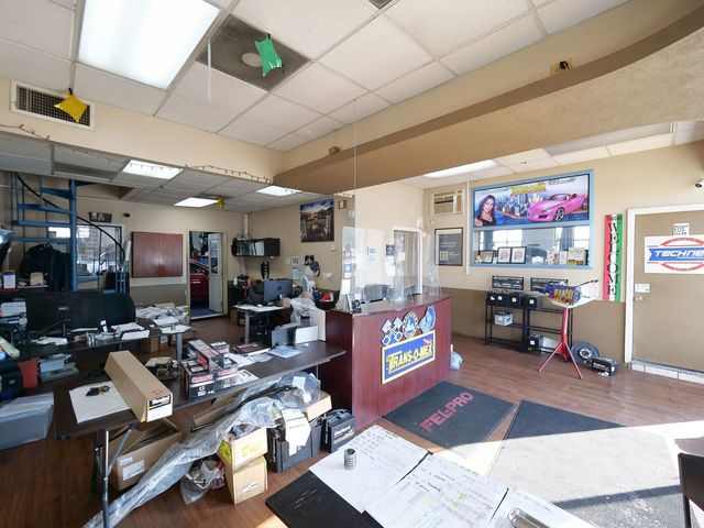 5000 W Cermak Road W, Cicero, IL 60804