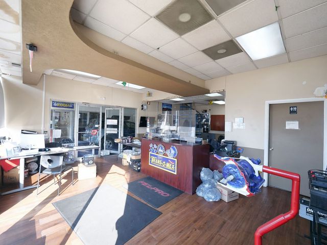 5000 W Cermak Road W, Cicero, IL 60804