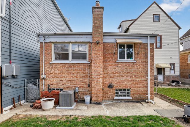 3138 N Richmond Street, Chicago, IL 60618