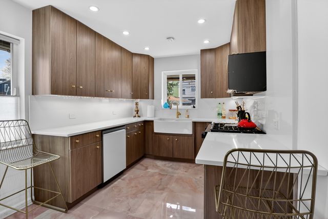 3138 N Richmond Street, Chicago, IL 60618