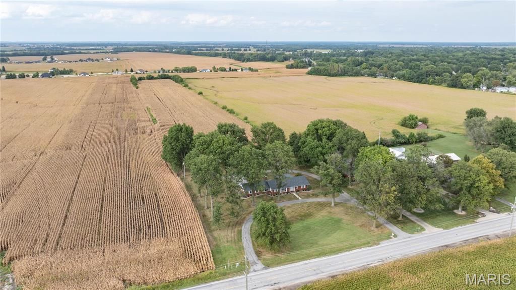 Image 11 of property listing at 24018 State Highway 16, Jerseyville, IL 62052