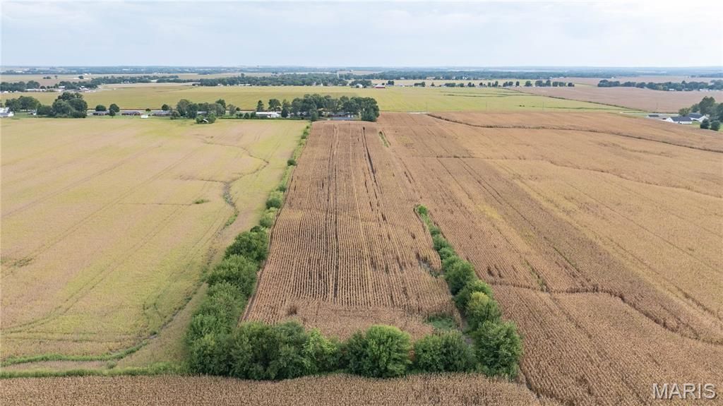 Image 12 of property listing at 24018 State Highway 16, Jerseyville, IL 62052