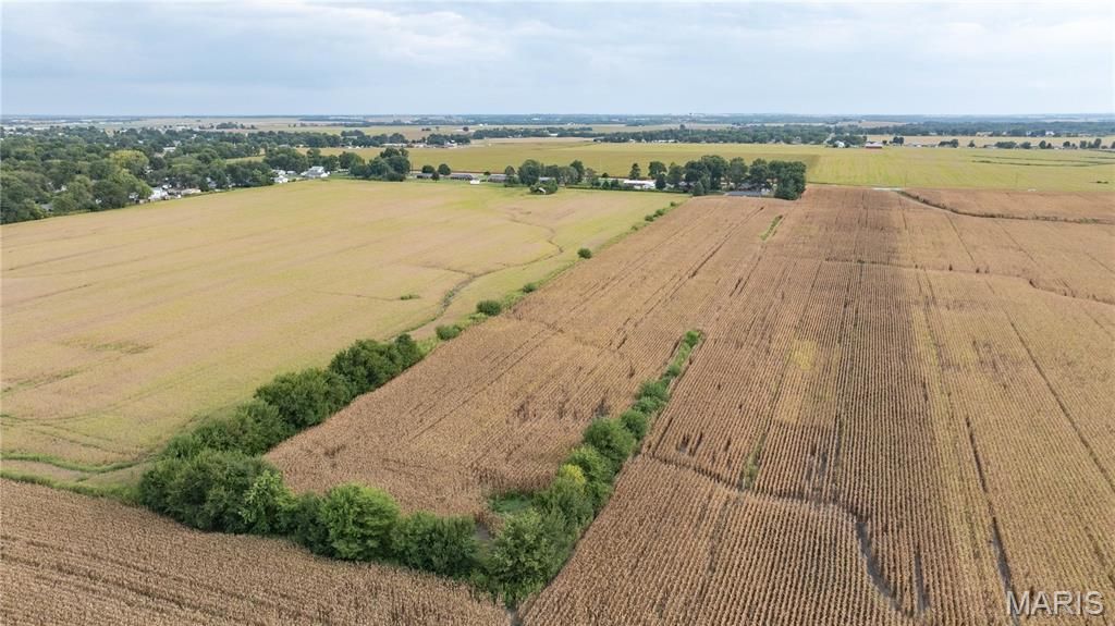 Image 13 of property listing at 24018 State Highway 16, Jerseyville, IL 62052