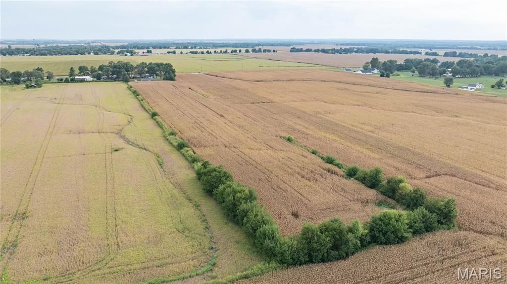 Image 14 of property listing at 24018 State Highway 16, Jerseyville, IL 62052