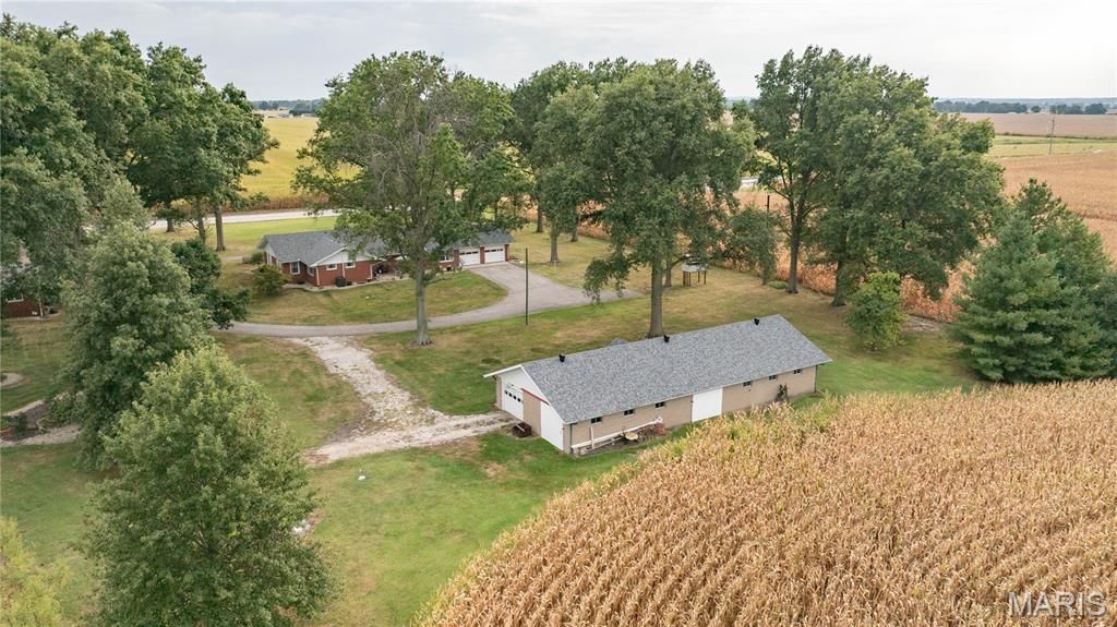 Image 15 of property listing at 24018 State Highway 16, Jerseyville, IL 62052
