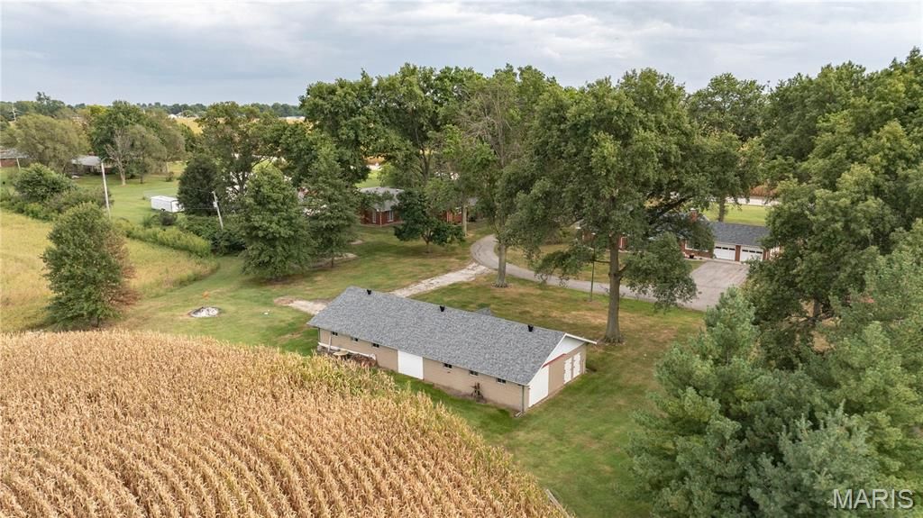 Image 16 of property listing at 24018 State Highway 16, Jerseyville, IL 62052