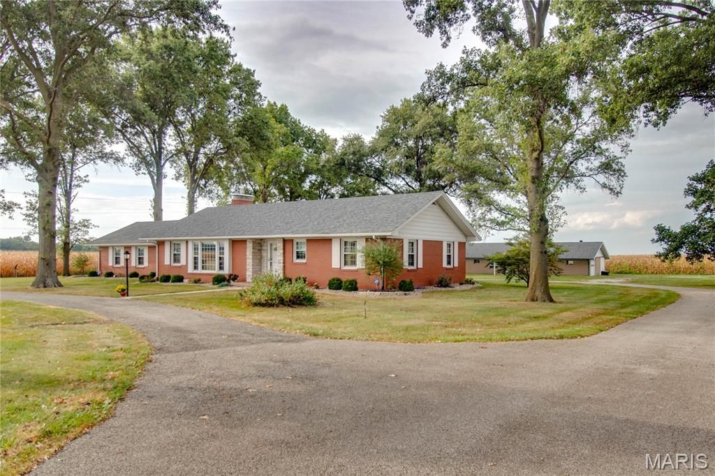 Image 17 of property listing at 24018 State Highway 16, Jerseyville, IL 62052