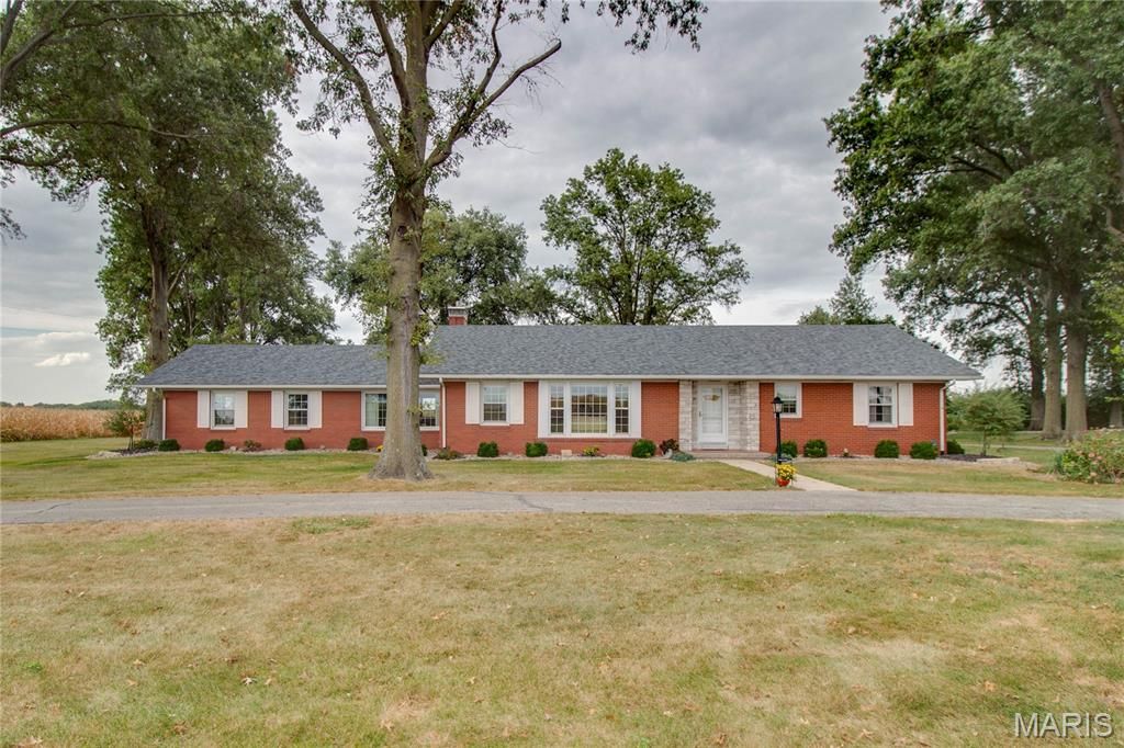 Image 18 of property listing at 24018 State Highway 16, Jerseyville, IL 62052