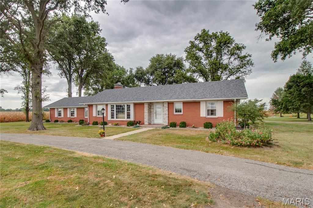 Image 19 of property listing at 24018 State Highway 16, Jerseyville, IL 62052