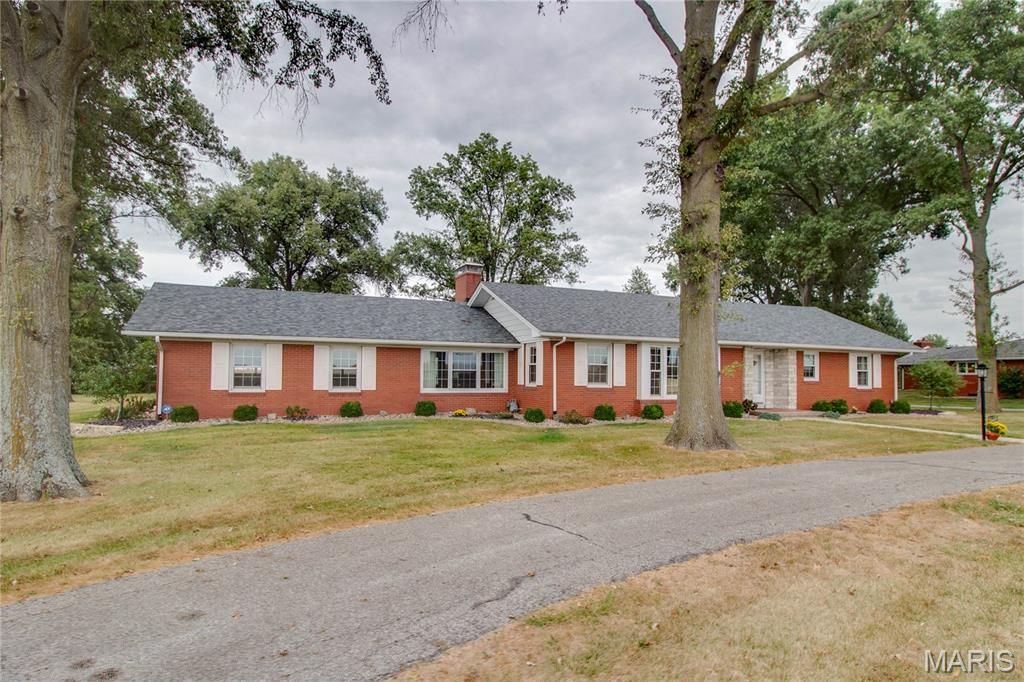 Image 20 of property listing at 24018 State Highway 16, Jerseyville, IL 62052