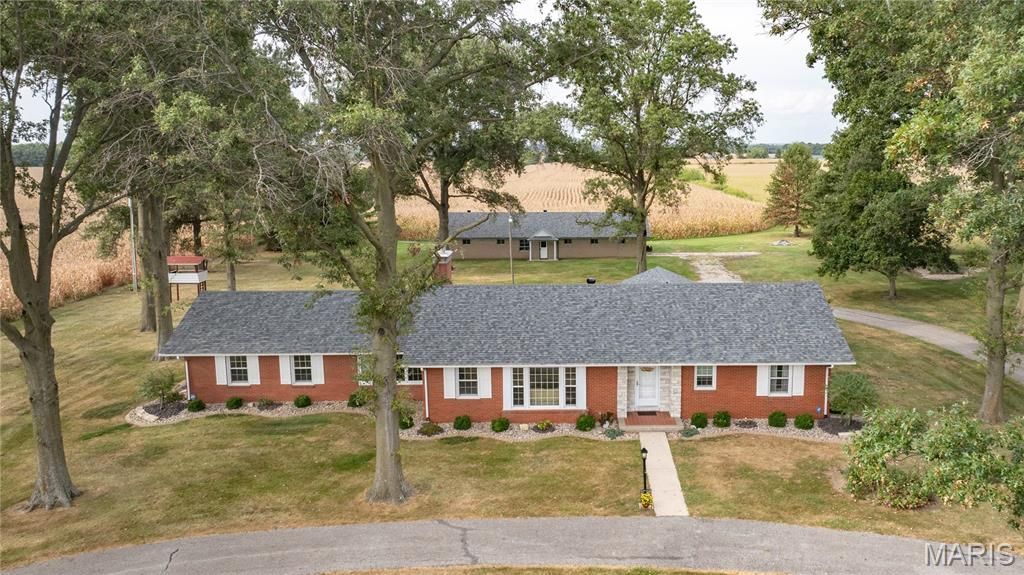 Image 3 of property listing at 24018 State Highway 16, Jerseyville, IL 62052