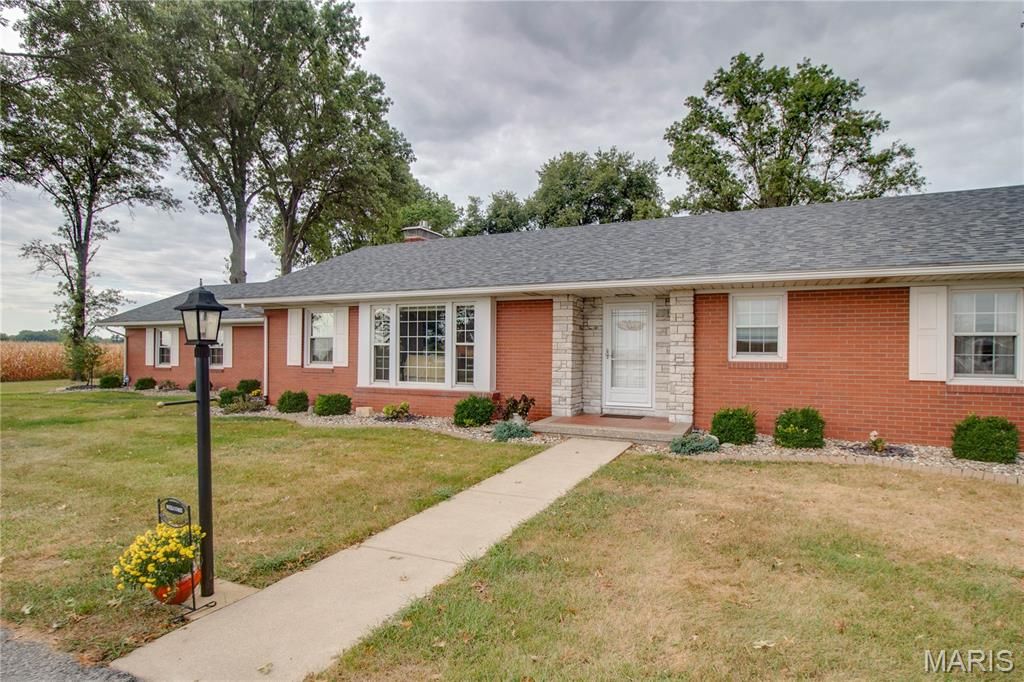 Image 21 of property listing at 24018 State Highway 16, Jerseyville, IL 62052