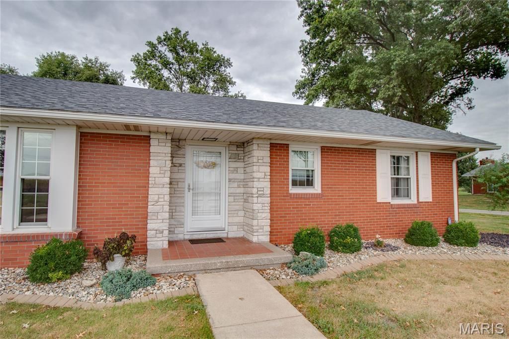Image 22 of property listing at 24018 State Highway 16, Jerseyville, IL 62052