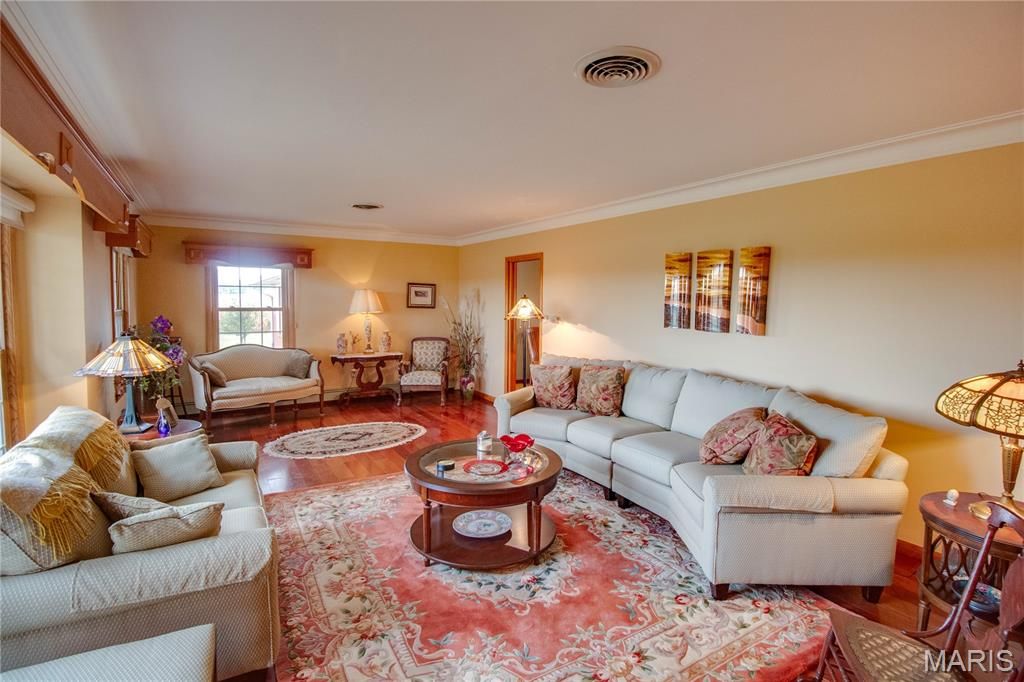 Image 24 of property listing at 24018 State Highway 16, Jerseyville, IL 62052
