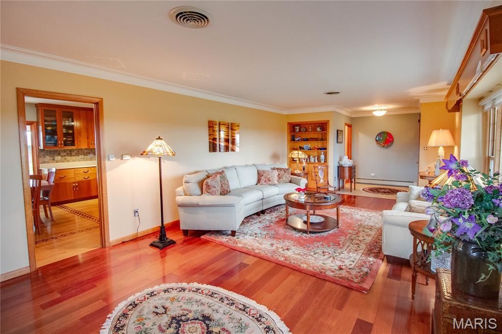 Image 27 of property listing at 24018 State Highway 16, Jerseyville, IL 62052
