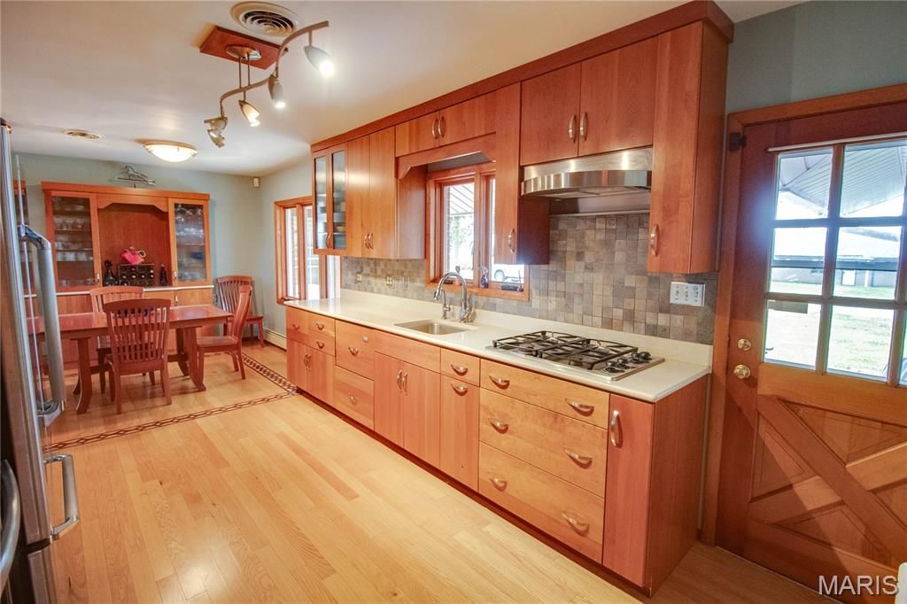 Image 28 of property listing at 24018 State Highway 16, Jerseyville, IL 62052