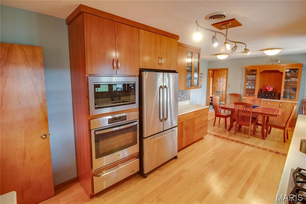 Image 29 of property listing at 24018 State Highway 16, Jerseyville, IL 62052