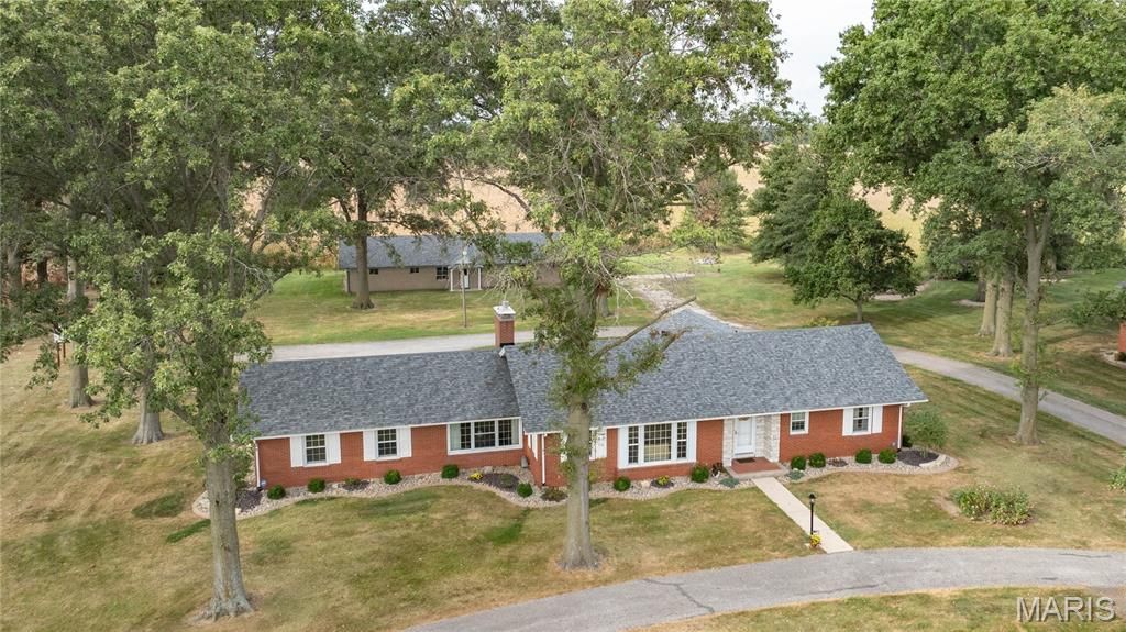 Image 4 of property listing at 24018 State Highway 16, Jerseyville, IL 62052