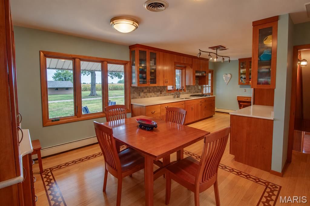 Image 33 of property listing at 24018 State Highway 16, Jerseyville, IL 62052